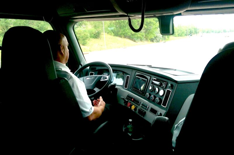 Fuel efficiency, performance and safety focus of Detroit Assurance 4.0 article image