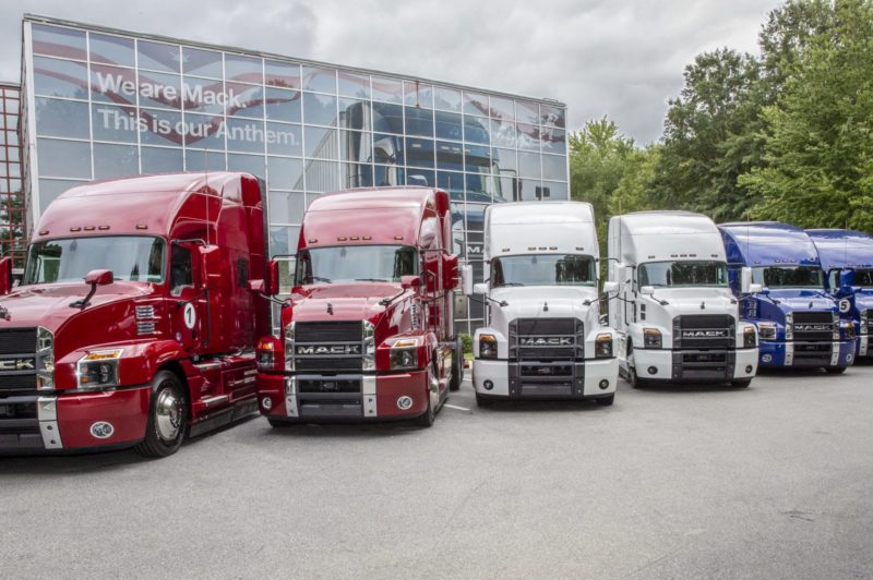Pushing 10: Mack test drive shows role of tech in fuel economy article image