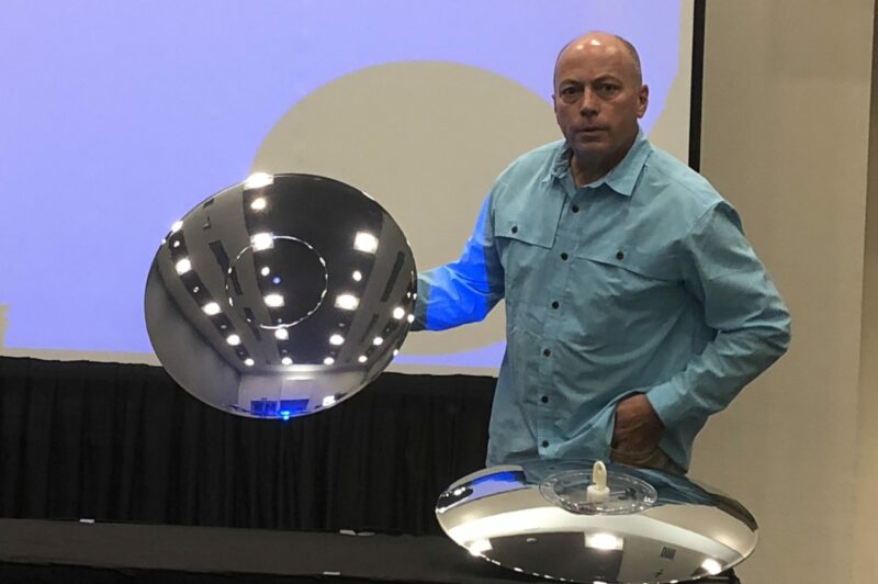 Locking aerodynamic wheel cover article image