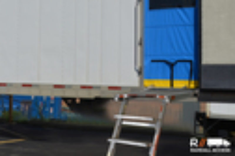 Floor-deployed trailer platform article image