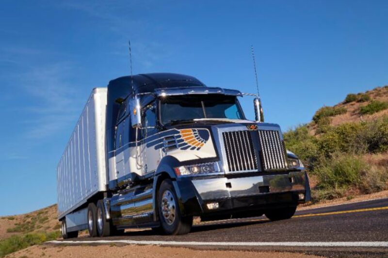 Freightliner, Western Star tap FleetNet for roadside assistance article image