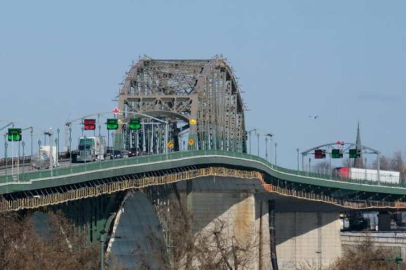 Customs broker system outage delays truckers at border article image