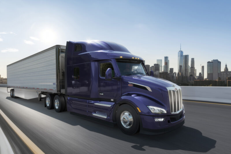 Peterbilt’s infotainment center offers Apple CarPlay support article image