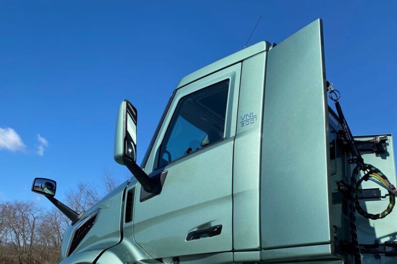 ECONOMIC TRUCKING TRENDS: Pre-buy? What pre-buy? Class 8 orders tank. article image