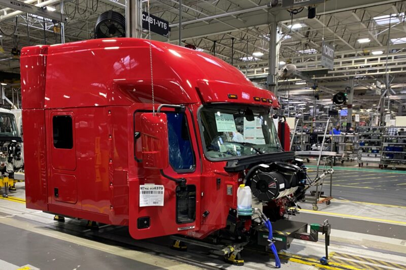 ECONOMIC TRUCKING TRENDS: Spot rates were flat last week, headwinds remain for Class 8 market article image