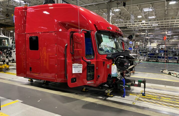 ECONOMIC TRUCKING TRENDS: Class 8 orders plummet article image