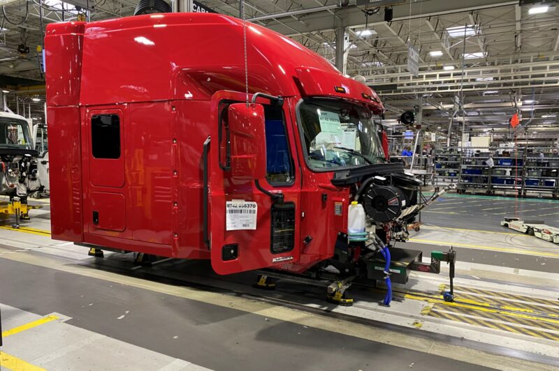 ECONOMIC TRUCKING TRENDS: Class 8 orders stumble out of the gate as OEMs begin taking ’26 orders article image