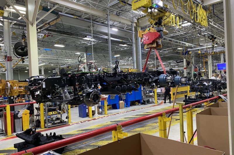 ECONOMIC TRUCKING TRENDS: Class 8 orders remain weak, spot market rates rise article image