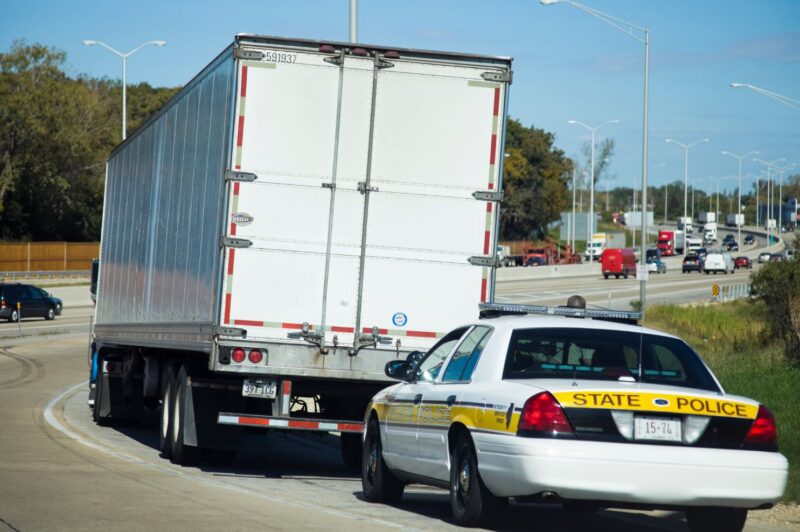 Report identifies US highways where truckers most frequently park on highway ramps for rest article image
